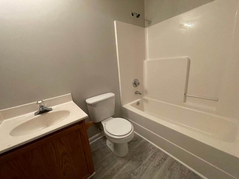 Primary Bath w/tub shower combo - 4684 Coltsfoot Rd