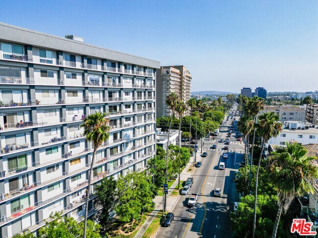 Building Photo - 100 S Doheny Dr