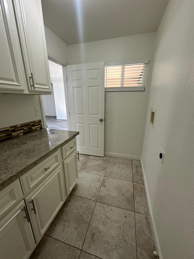 Building Photo - 440 N Homsy Ave