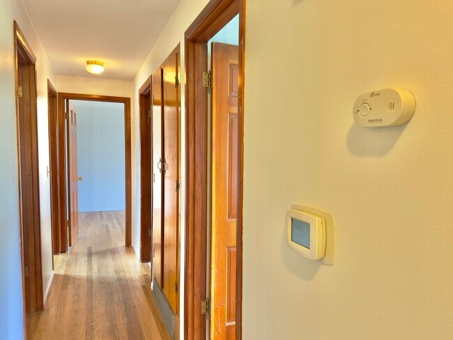 Building Photo - 2,510 Sq Ft | 5 Bedroom · 3 Bathroom – W/D...