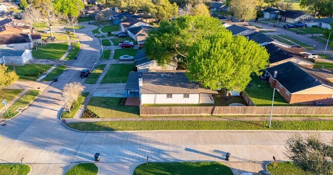 Building Photo - 1102 Ashdale Dr