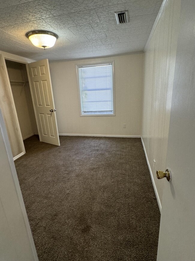 Building Photo - 2708 Dogwood Cir