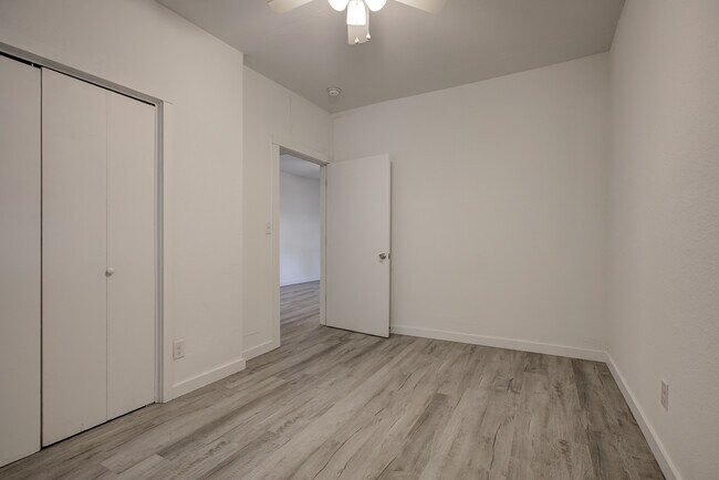 Building Photo - 404 N Findlay Ave