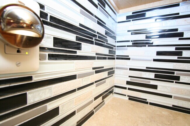 Building Photo - 233 Garfield Ave SW