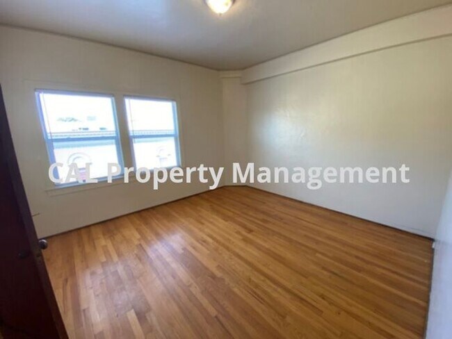 Building Photo - Upper level 1-bedroom apartment near downt...