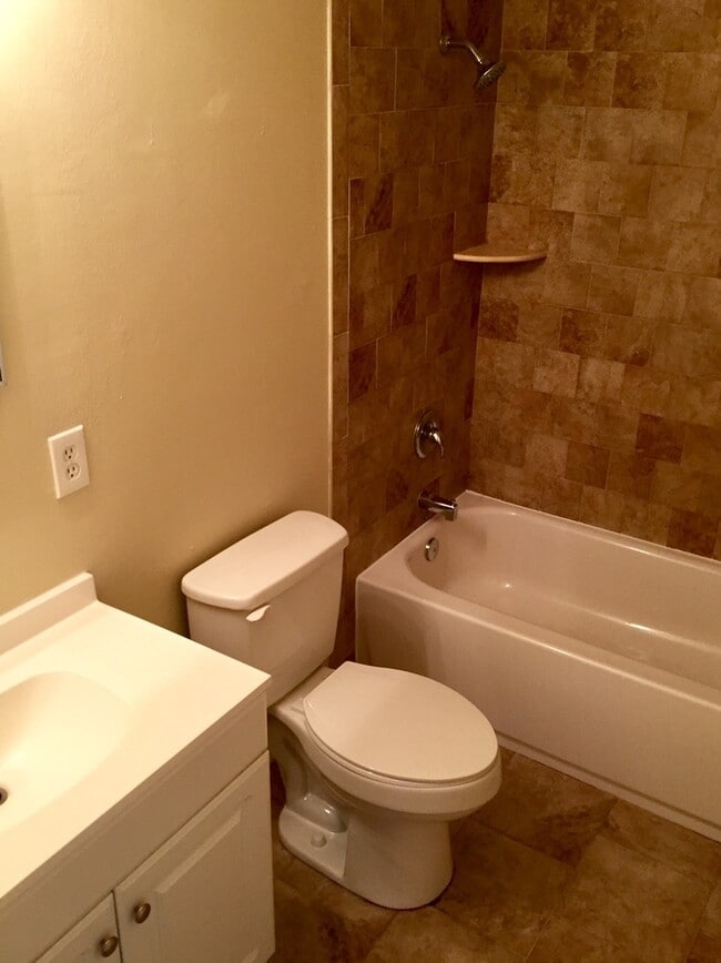 Building Photo - 2 Bed 1.5 Bath two story condo.