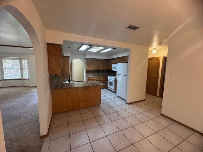 Building Photo - 3Bd 2Bth Home in the Sought-after Colonial...