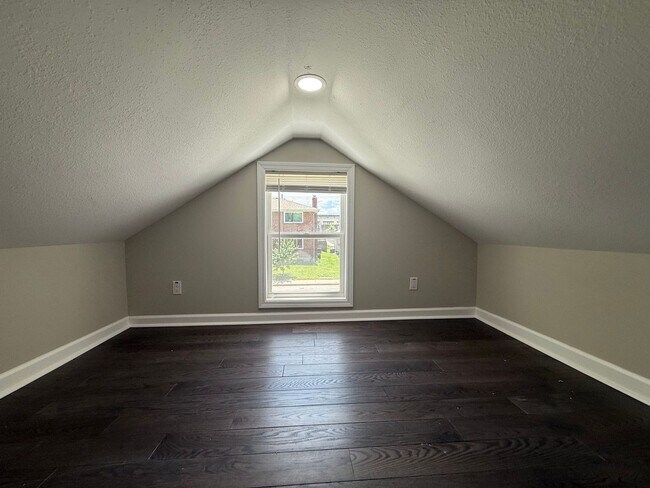 Building Photo - Adorable Home Available