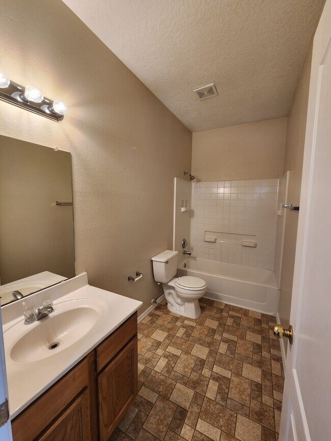 Building Photo - Amazing, Large 3 Bedroom Home in Southwest Albuquerque. Refrigerated Air, 2 Car Garage