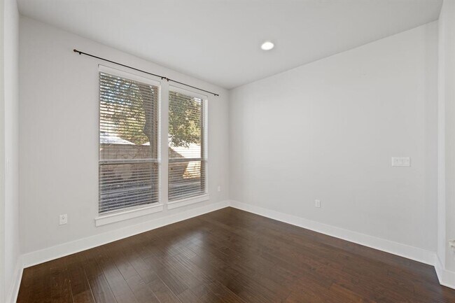 Building Photo - 13800 Lyndhurst St