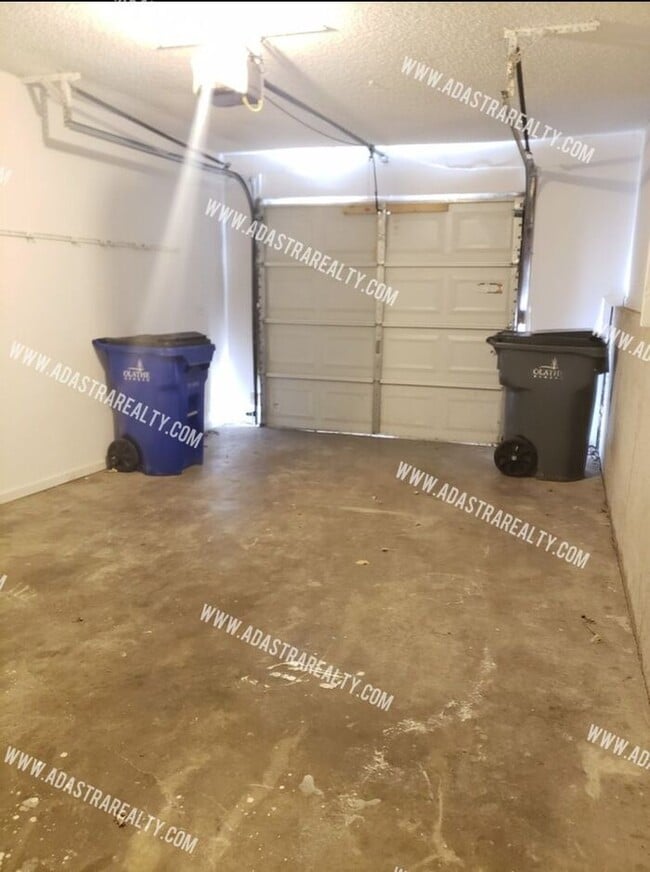 Building Photo - 3 Bedroom Duplex in Olathe North District-Available in AUGUST!!