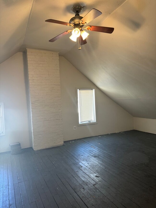 Building Photo - 3 bedroom, 1 bath, 3 story half double house