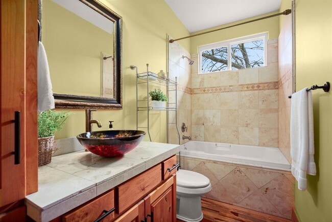 Building Photo - 912 E 51st St