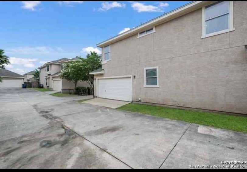 2 car garage - 6717 Biscay Bay