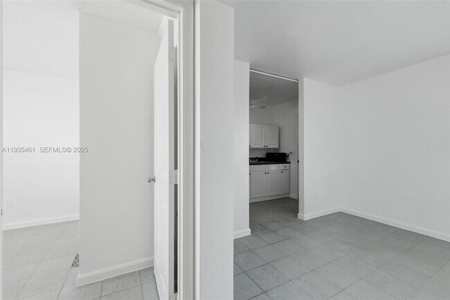 Building Photo - 126 SW 18th Ave