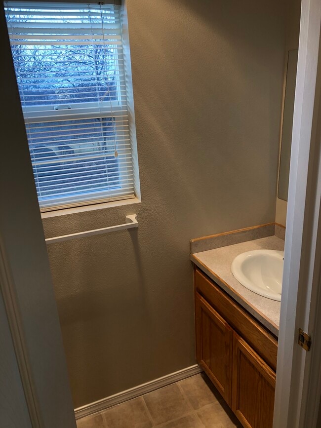 Building Photo - 601 NE Sandstone Ct