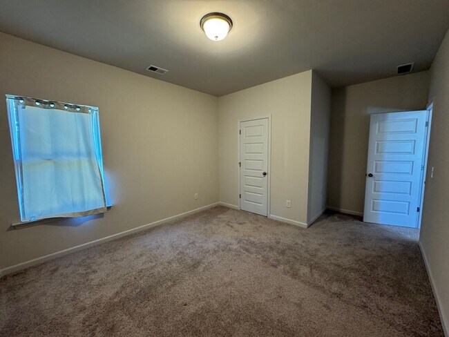 Building Photo - Newer 3/2.5 House in Armuchee- $1,995