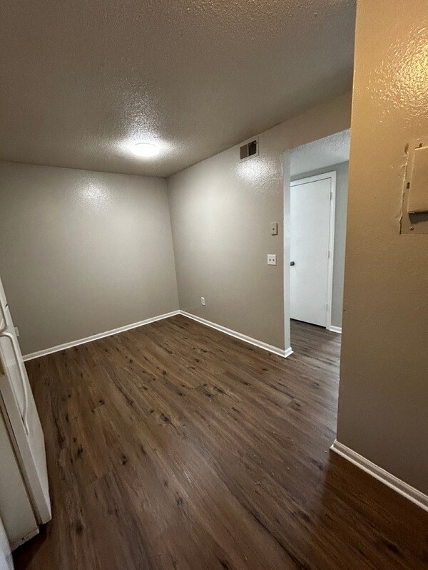Building Photo - 1411 W Maple Ave