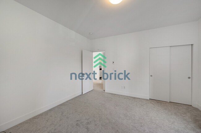 Building Photo - "Spacious 4-Bedroom Seattle Home with 3 Full Baths and 2,420 Sq. Ft. of Comfort!"