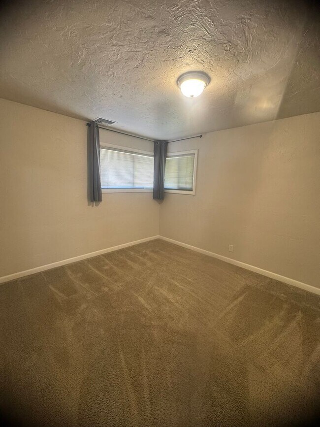 Building Photo - Great 3-Bedroom, 2-Bath Ranch Style Home w...