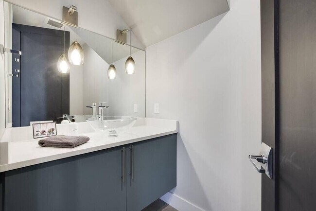 Building Photo - 1802 W 10th St