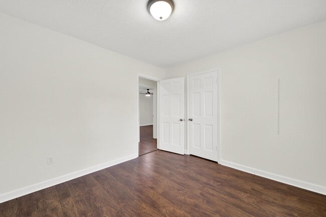 Building Photo - Beautifully Renovated Three Bed Two Bath R...