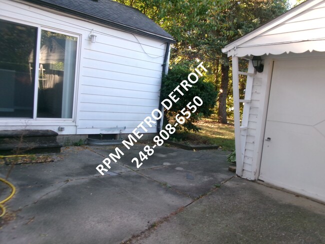 Building Photo - Two Bedroom Home in Royal Oak