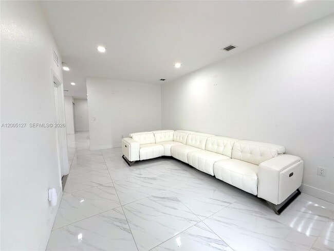 Building Photo - 758 NE 34th Ave