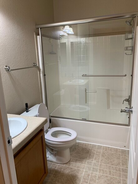 2nd bathroom - 4363 E Wintergreen Rd