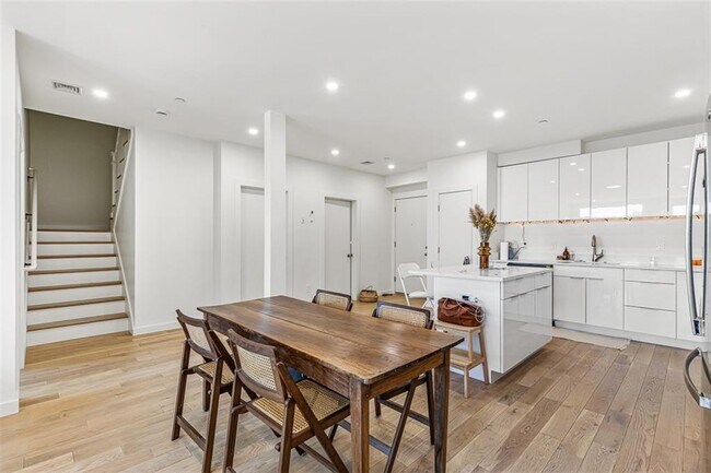 Building Photo - 71 Richmond St