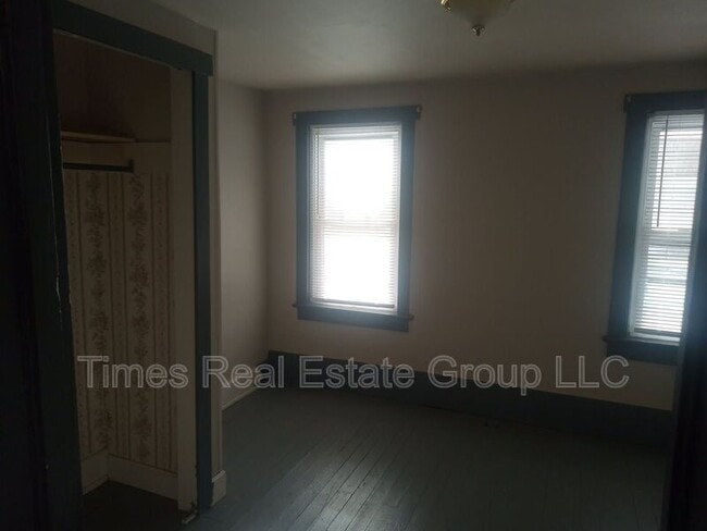 Building Photo - 206 W Railroad St