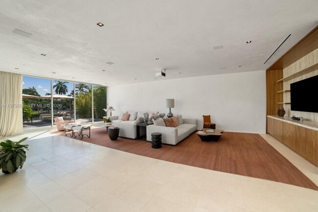 Building Photo - 1051 W 48th St