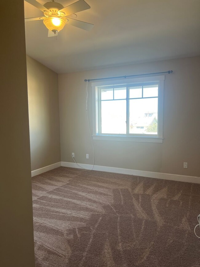 Building Photo - Modern 2-Bed, 2.5-Bath Townhome in Gardena...