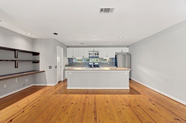 Building Photo - 913 Robin St