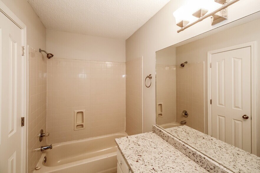 Building Photo - 6844 Charlotte Dr