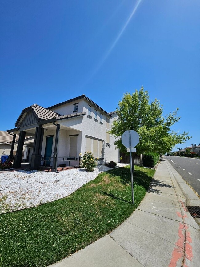 Building Photo - Beautiful 4/3  in Natomas w/ heated pool!