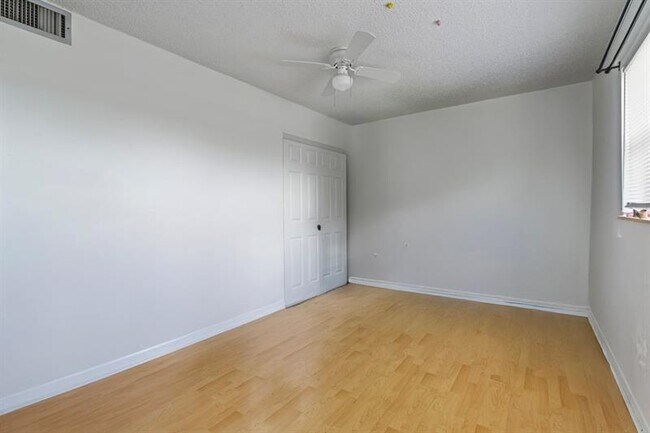 Building Photo - 6075 N Sabal Palm Blvd