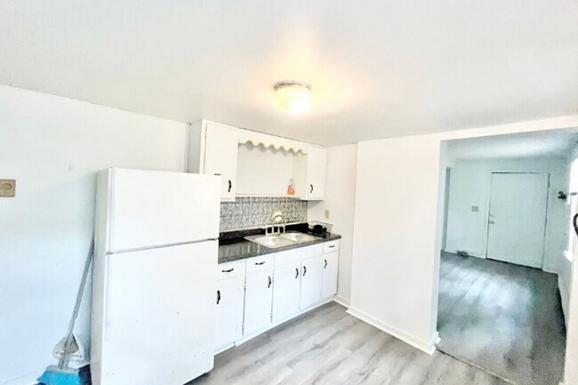 Building Photo - 38 Sherman St