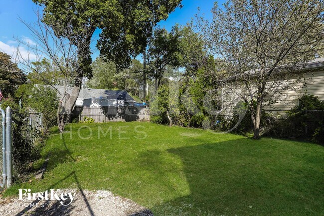 Building Photo - 14 E Willow Dr