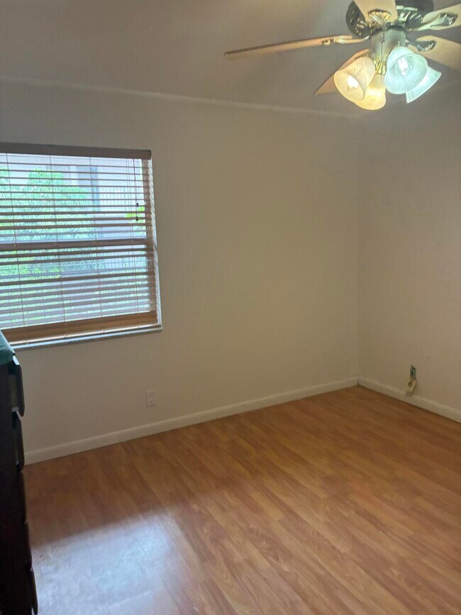 Building Photo - 2821 Somerset Dr