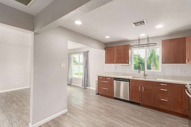 Building Photo - 501 E El Camino Dr
