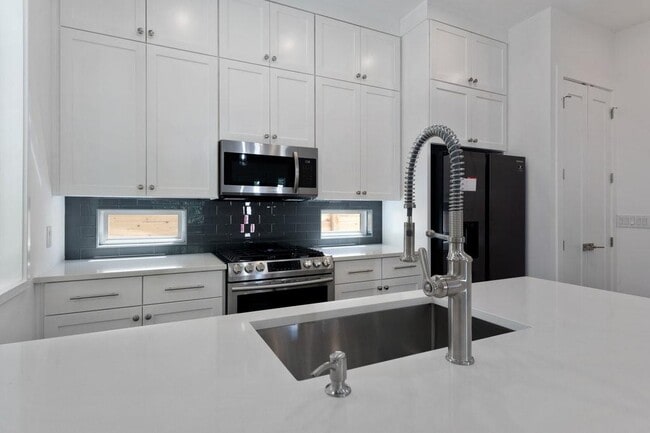 Building Photo - 2504 E 6th St