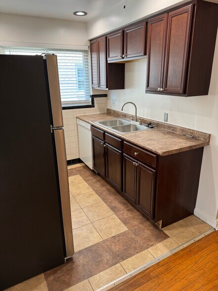 Building Photo - 2822 Lawndale Ave