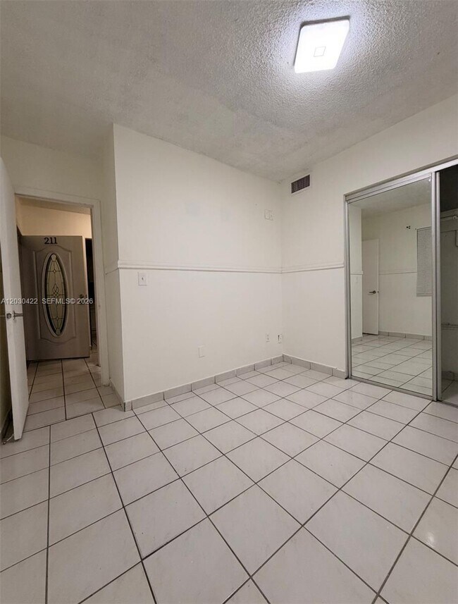 Building Photo - 1035 W 77th St