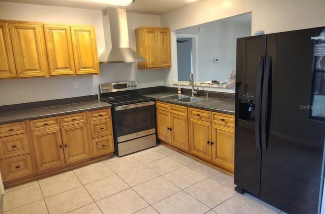 Building Photo - 437 Short Dr