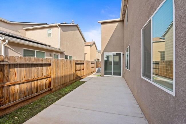 Building Photo - Spacious Four Bedroom with SOLAR! CLOVIS U...