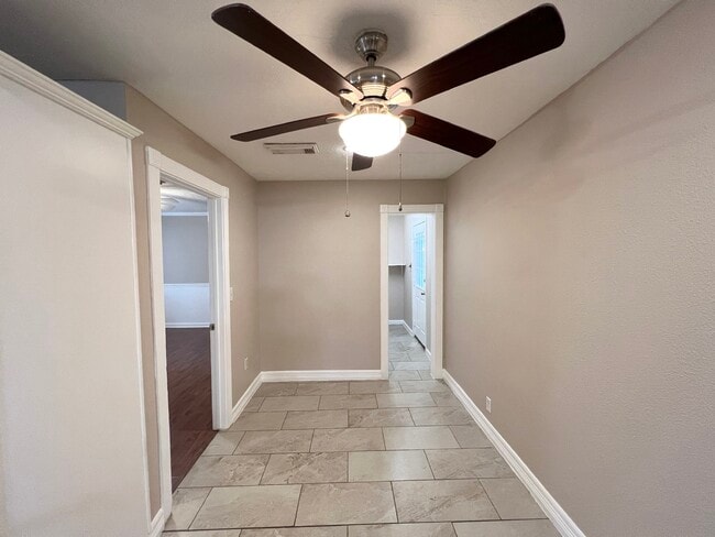 Building Photo - 2703 Thomas Ave