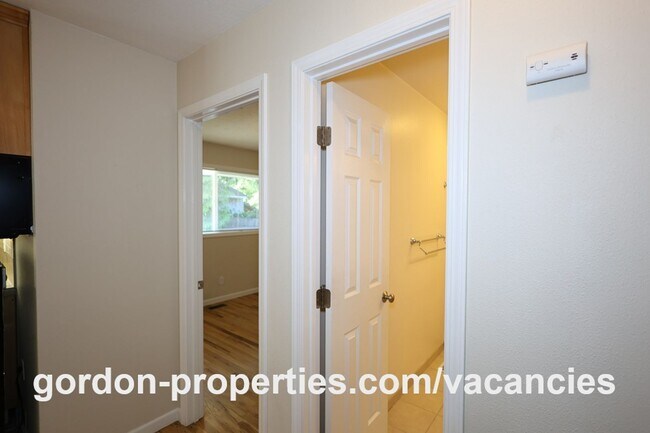 Building Photo - 10851 SE Garrett Dr