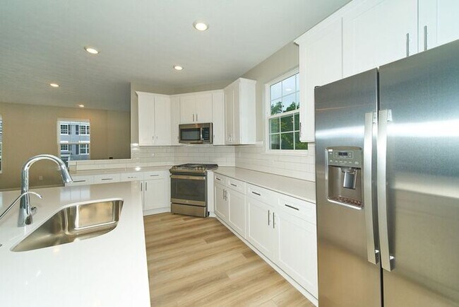 Building Photo - Beautiful Brand New,Townhome in Great Carm...