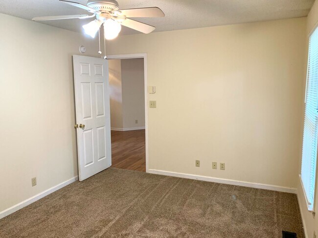 Building Photo - 268 Moncrest Dr